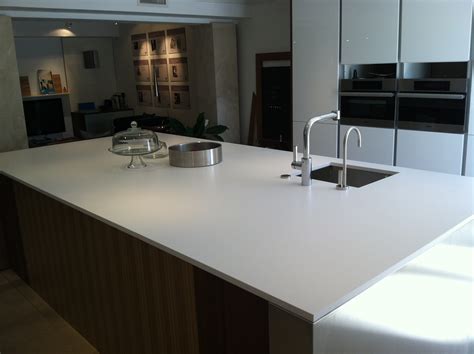 More light and clarity to the most challenging spaces in your home. . Silestone iconic white vs white zeus extreme